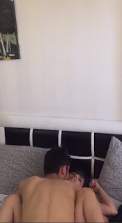 Elemanın Birisi Kızı Yüz Üstü Yatırmış Yatakta Sikiyor, O Esnada Kızın Kızlık Zarının Kanları da Çarşafa Akıyor.İşte kanklarına güvenip eve gidersen alkölle beraber kızlığın da gider ama zevkin doruklarına çıkarsın ilkler herzaman mükemmeldir