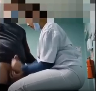 Dostlar gerçek hemşire ve doktordur. Bizzat üzerlerinde üniformaları var hatta hemşire sikişirken maskesini bile çıkartmıyor. Herkesin bayramını şimdiden kutlarım !