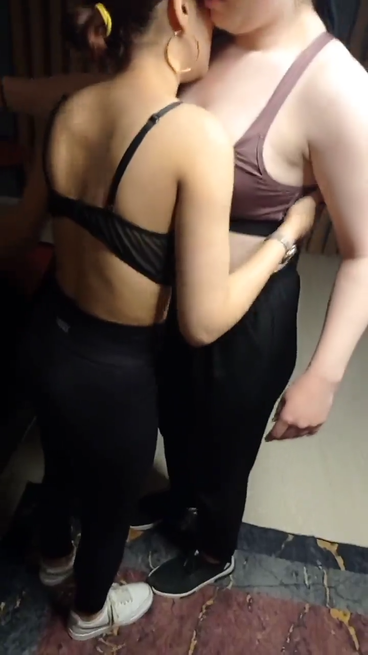 Biri türbanlı İKi öğrenci kız lezbiyen show yapıyor